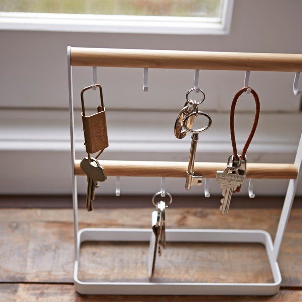 Balts galda atslēgu turētājs ar dižskābarža koka detaļām YAMAZAKI Tosca-image-3