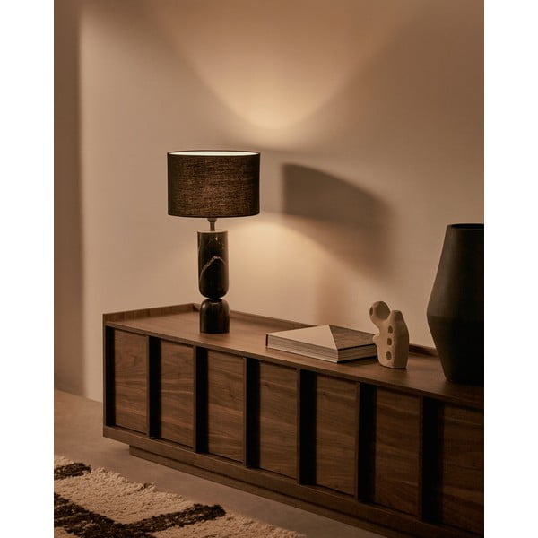 Melna marmora galda lampa ar auduma abažūru (augstums 57 cm) Vex – Kave Home-image-1