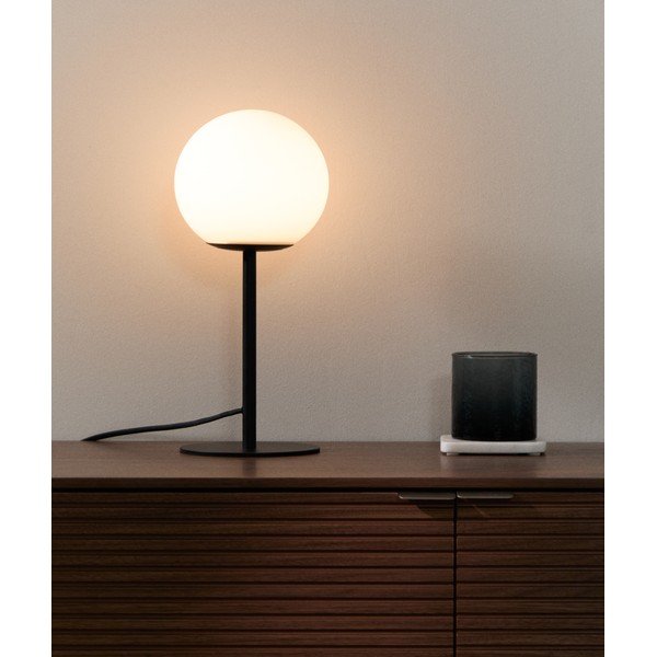 Balta/melna galda lampa ar stikla abažūru (augstums 35 cm) Brisia – Kave Home-image-1