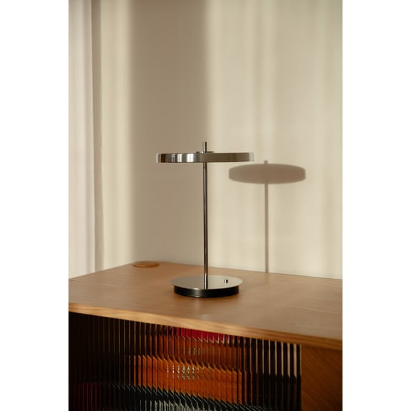 Sudraba krāsas LED galda lampa ar regulējamu spilgtumu un metāla abažūru (augstums 31 cm) Asteria Move – UMAGE-image-1