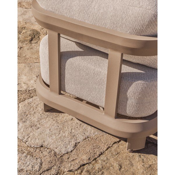Krēmkrāsas/pelēkbrūns polsterēts dārza atpūtas krēsls Nerano – Kave Home-image-3