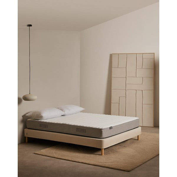 Vidēji stingrs putu antialerģisks/ar termoregulāciju matracis 150x200 cm Yoko – Kave Home-image-1