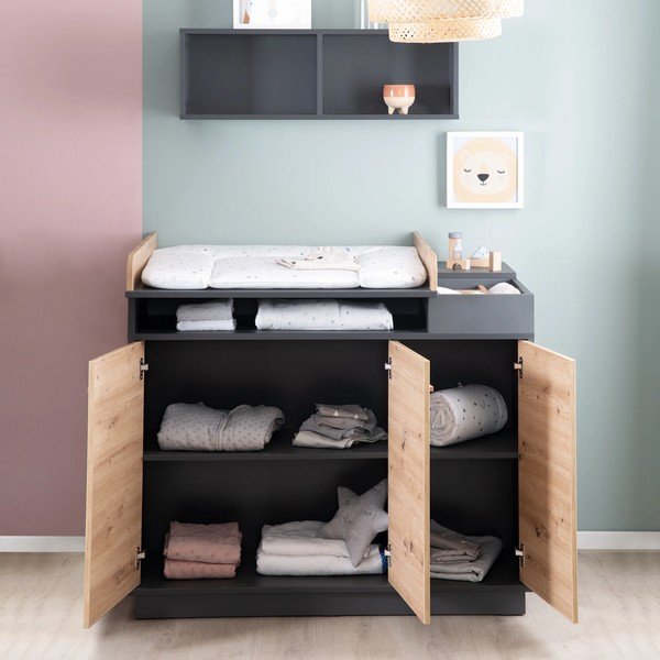 Antracīta pelēka/dabīga toņa zema bērnu kumode ar ozolkoka imitāciju 118x103 cm Lenn – Roba-image-1