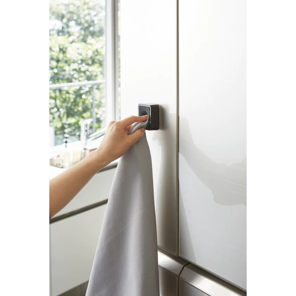 Melns plastmasas pašlīmējošs virtuves dvieļu turētājs Film Hook – YAMAZAKI-image-4