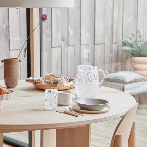 Gaiša dabīga toņa oša masīvkoka pusdienu krēsls Oy – OYOY Living Design-image-3