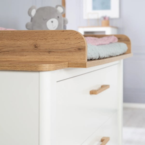 Balta zema bērnu kumode ar ozolkoka imitāciju 119x100 cm Ava – Roba-image-3