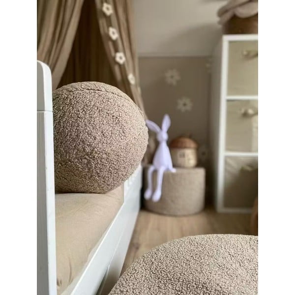 Gaiši brūns bērnu dīvāna spilvens no buklē auduma Ball – Wigiwama-image-4