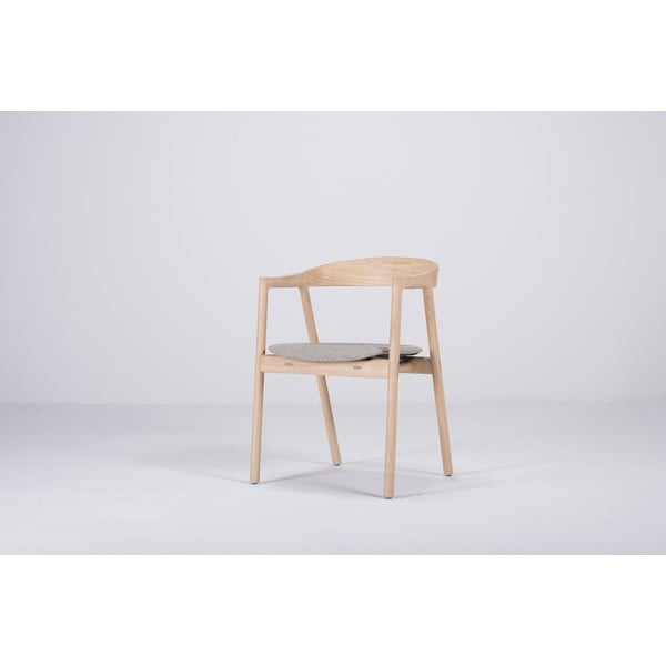 Ēdamistabas krēsls no ozolkoka ar pelēku sēdekli Gazzda Muna-image-4