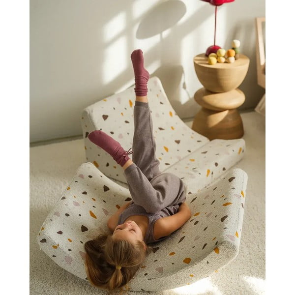 Balts bērnu atpūtas krēsls no buklē/šenila auduma Terrazzo Moon – Wigiwama-image-1