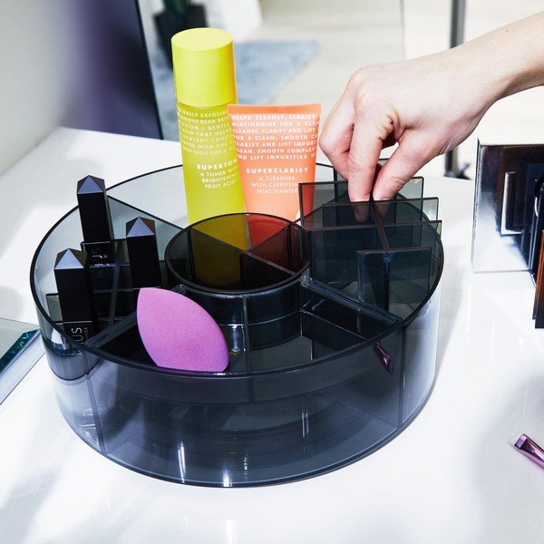 Matēts melns vannas istabas organizators kosmētikai no pārstrādātas plastmasas Cosmetic Carousel – iDesign-image-1