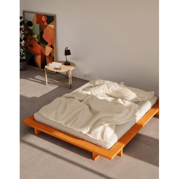 Oranža priedes masīvkoka divvietīga gulta bez galvgaļa un ar redelēm 160x200 cm Japan – Karup Design-image-1