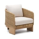 Bēšs/dabīga toņa masīvkoka/mākslīgās rotangpalmas dārza atpūtas krēsls Xoriguer – Kave Home