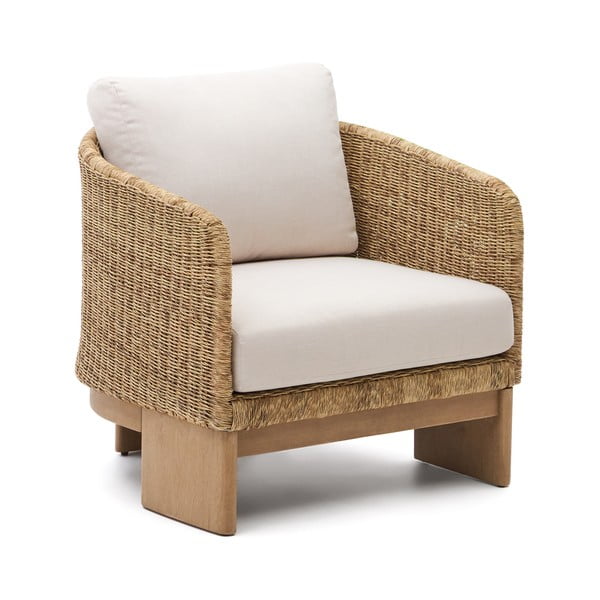 Bēšs/dabīga toņa masīvkoka/mākslīgās rotangpalmas dārza atpūtas krēsls Xoriguer – Kave Home