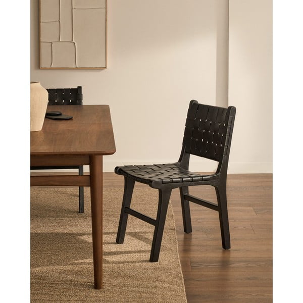 Melns sarkankoka masīvkoka pusdienu krēsls Calixta – Kave Home-image-1