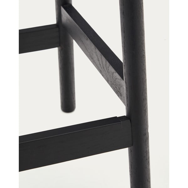 Melnas/dabīga toņa ozola masīvkoka bāra taburetes (2 gab.) (sēdekļa augstums 66 cm) Yalia – Kave Home-image-3