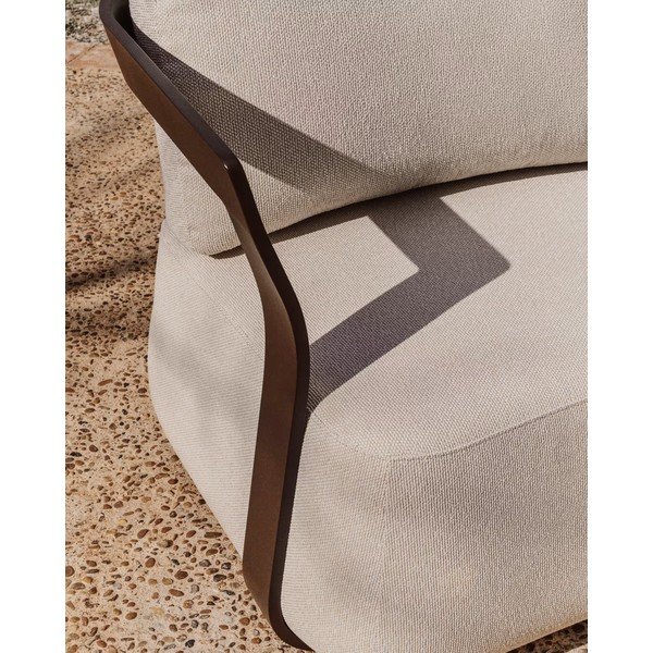 Brūns/krēmkrāsas polsterēts dārza atpūtas krēsls Tamaris – Kave Home-image-3