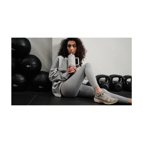 Gaiši pelēks nerūsējošā tērauda termoss ar salmiņu 1,18 l Quencher H2.0 FlowState Tumbler Ash – Stanley-image-4