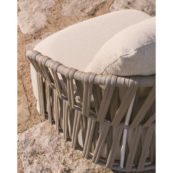 Krēmkrāsas/pelēkbrūns polsterēts dārza atpūtas krēsls Osani – Kave Home-image-3
