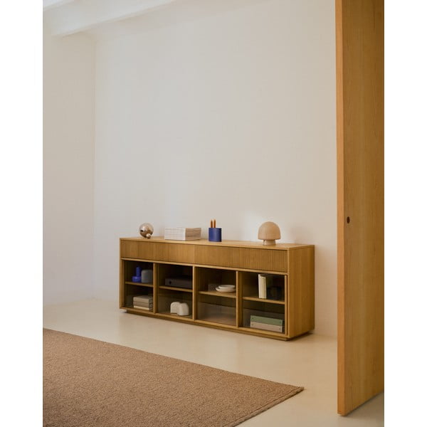 Dabīga toņa vitrīna ar ozolkoka imitāciju ar bīdāmām durvīm 200x80x40 cm Helvine – Kave Home-image-1