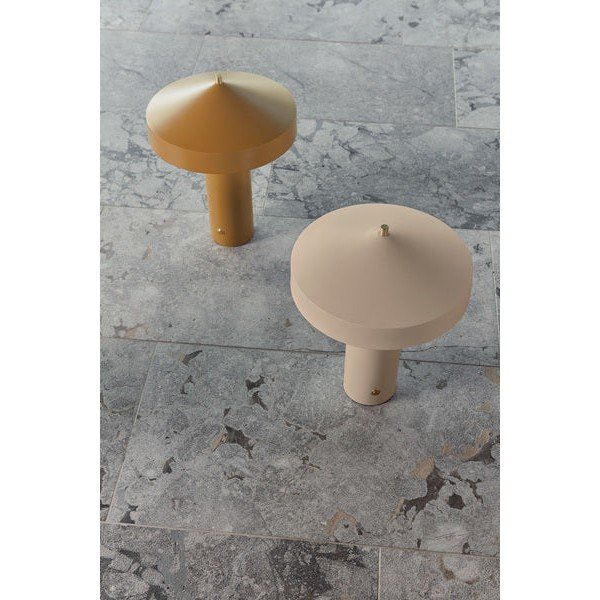 Okera dzeltena metāla galda lampa (augstums 41 cm) Hatto – OYOY Living Design-image-3