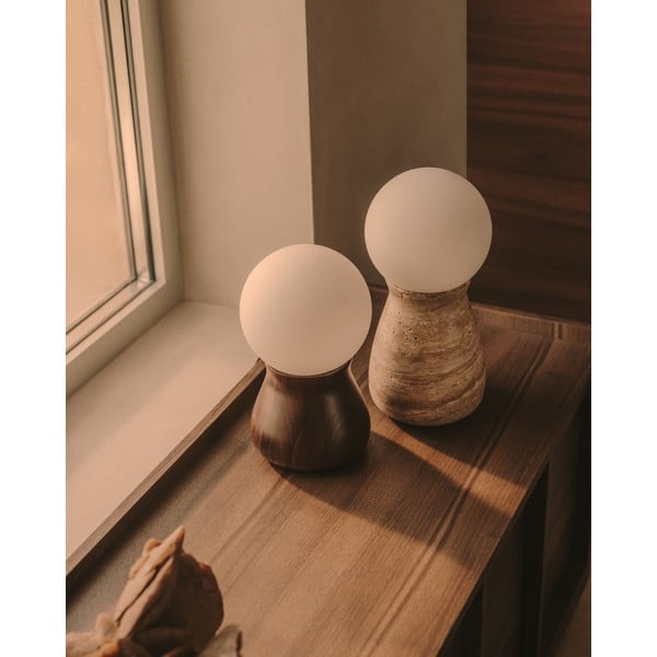 Tumši brūna gumijkoka galda lampa (augstums 26 cm) Okeni – Kave Home-image-2