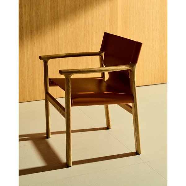 Konjakbrūns oša masīvkoka pusdienu krēsls ar roku balstiem Jan – Kave Home-image-1