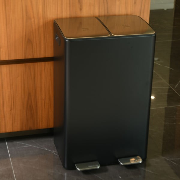 Tumši pelēka atkritumu šķirošanas tērauda atkritumu tvertne ar pedāli 2x30 l   Aliya – Spirella-image-2