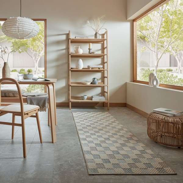 Zils mazgājams celiņa paklājs no kokvilnas maisījuma 80x230 cm Muted Checkerboard – Flair Rugs-image-1