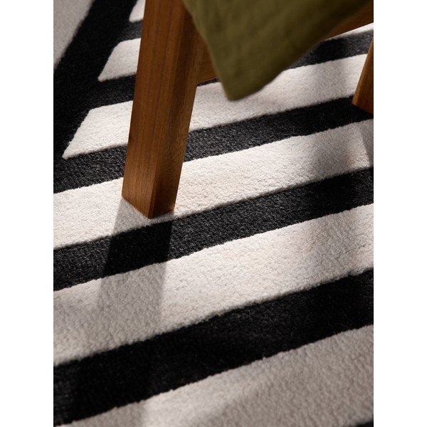 Melnbalts ar rokām darināts vilnas paklājs 120x180 cm Stryve Noir – Elle Decoration-image-3