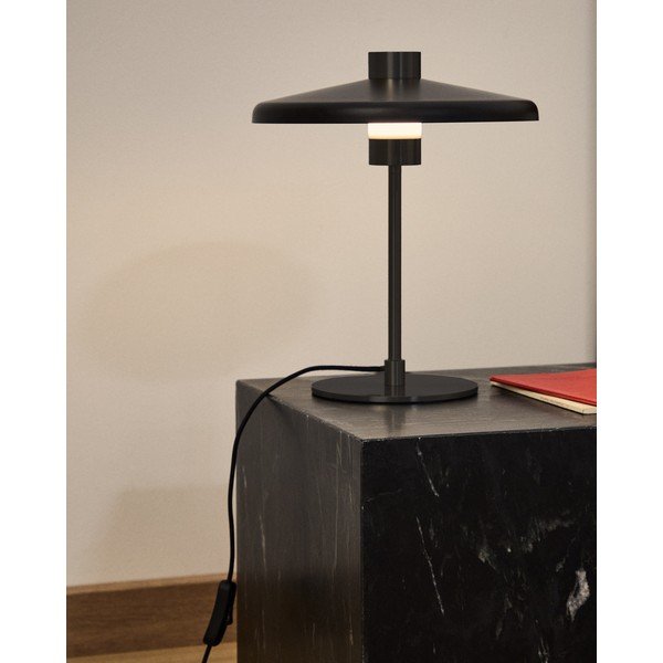 Melna galda lampa ar metāla abažūru (augstums 32,5 cm) Nuvira – Kave Home-image-1