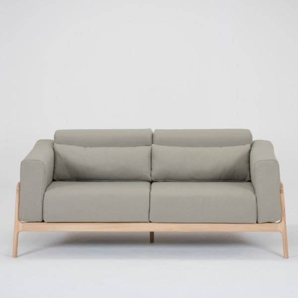 Gaiši pelēks divvietīgs dīvāns ar masīvkoka konstrukciju Gazzda Fawn