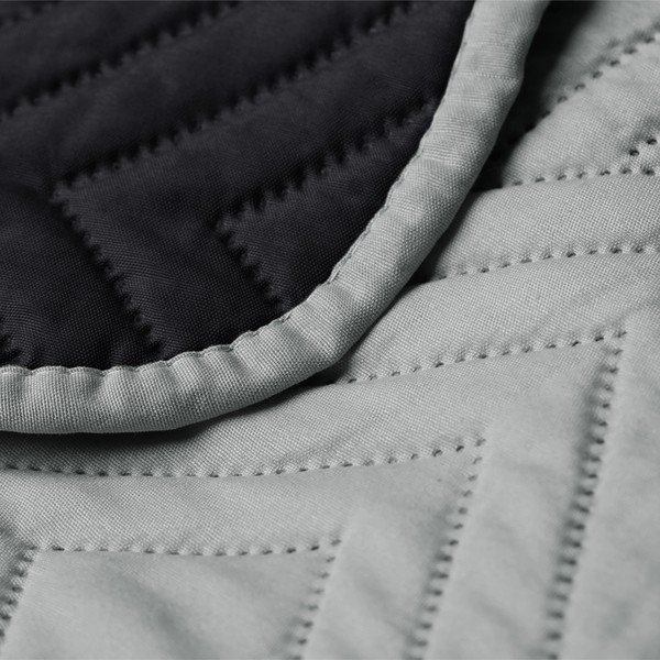 Melns/gaiši pelēks mikrošķiedras stepēts gultas pārklājs 240x260 cm Softa – Restilo-image-2