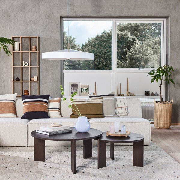 Tumša dabīga toņa oša masīvkoka apaļš žurnālgaldiņš ø 65 cm Oy – OYOY Living Design-image-2