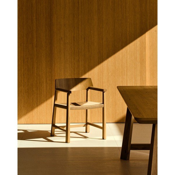 Dabīga toņa ozola masīvkoka ēdamistabas krēsls ar roku balstiem Idun – Kave Home-image-1