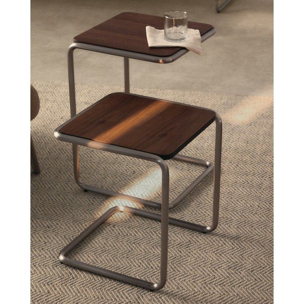 Sānu galdiņš ar riekstkoka imitāciju 42x42 cm Tarsel – Kave Home-image-1