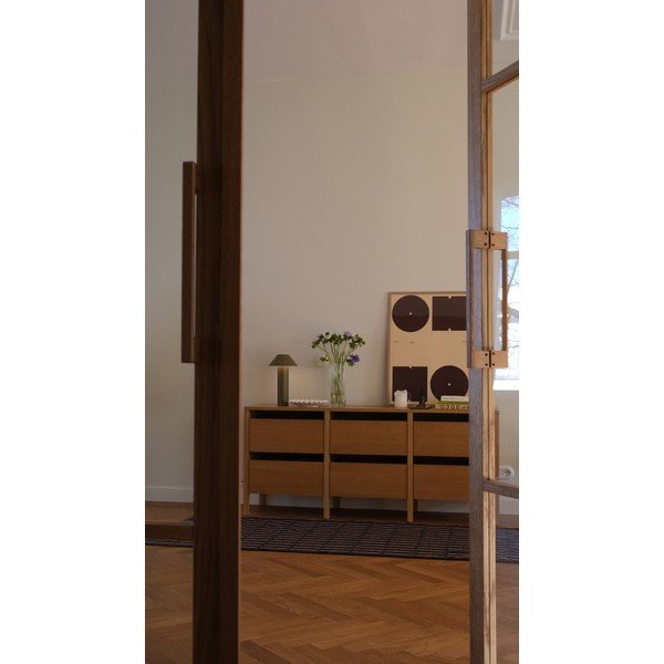 Dabīga toņa kumode ar ozolkoka imitāciju 150x65x40 cm Forma – Hübsch-image-3