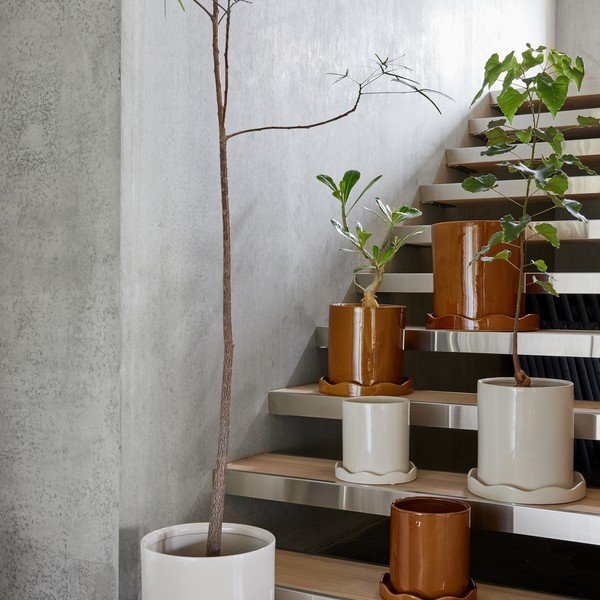 Akmensmasas ar rokām radīts puķu poda apvalks ø 16,5 cm Nami – OYOY Living Design-image-1