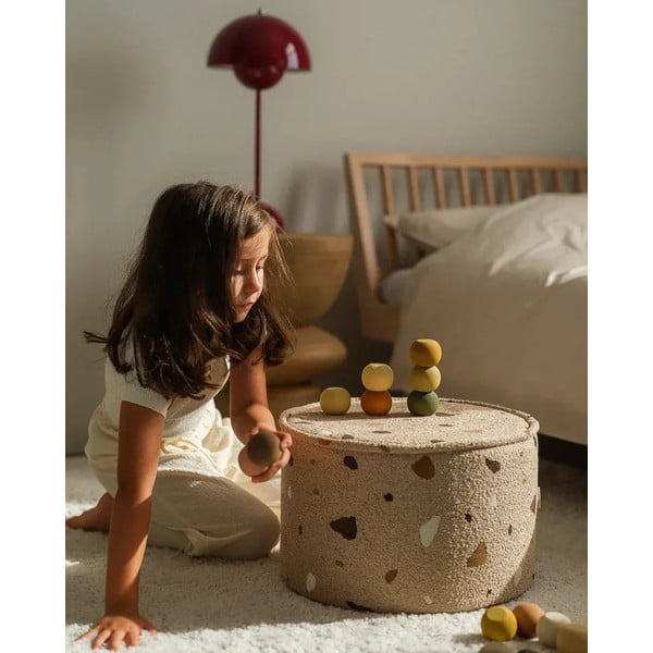 Gaiši brūns bērnu pufs no buklē/šenila auduma Terrazzo – Wigiwama-image-1