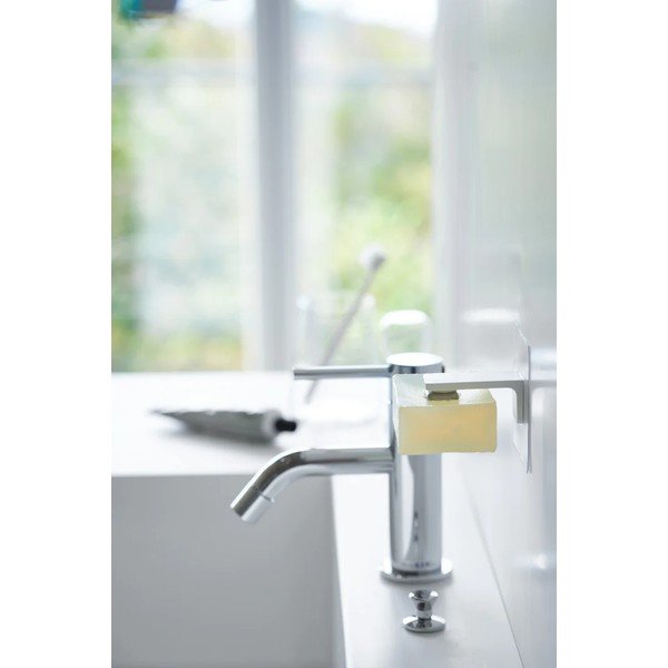 Balts plastmasas pašlīmējošs magnētiskais ziepju turētājs Film Hook – YAMAZAKI-image-1