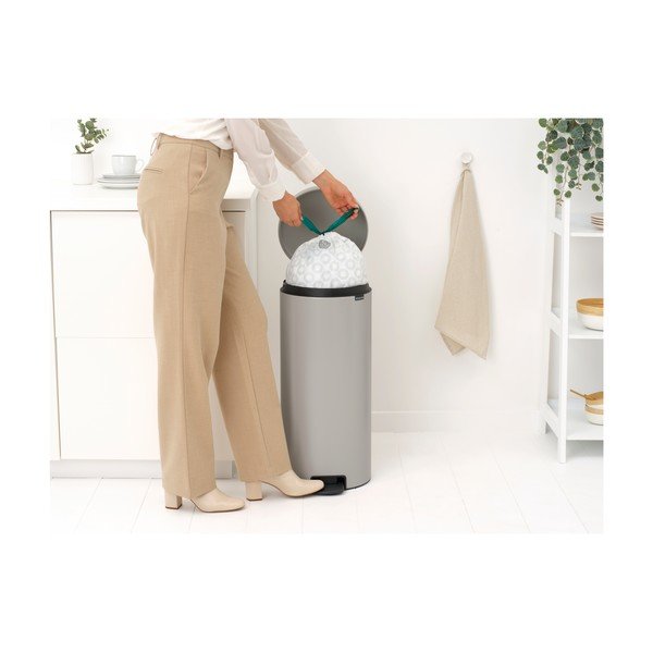 Gaiši pelēka tērauda atkritumu tvertne ar pedāli 30 l NewIcon – Brabantia-image-4