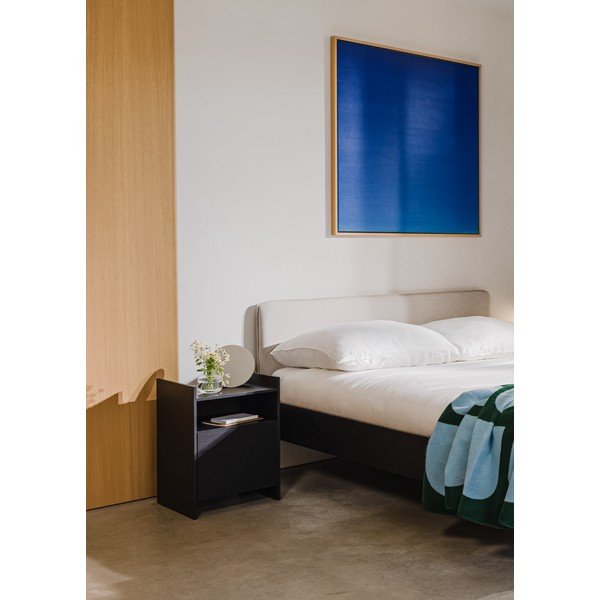 Melna polsterēta/no skaidu plāksnēm divvietīga gulta ar redelēm 200x200 cm Streiko – noo.ma-image-2