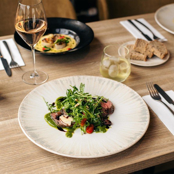 Gaiši pelēks servēšanas porcelāna šķīvis ø 32 cm Nuance – BonBistro-image-1