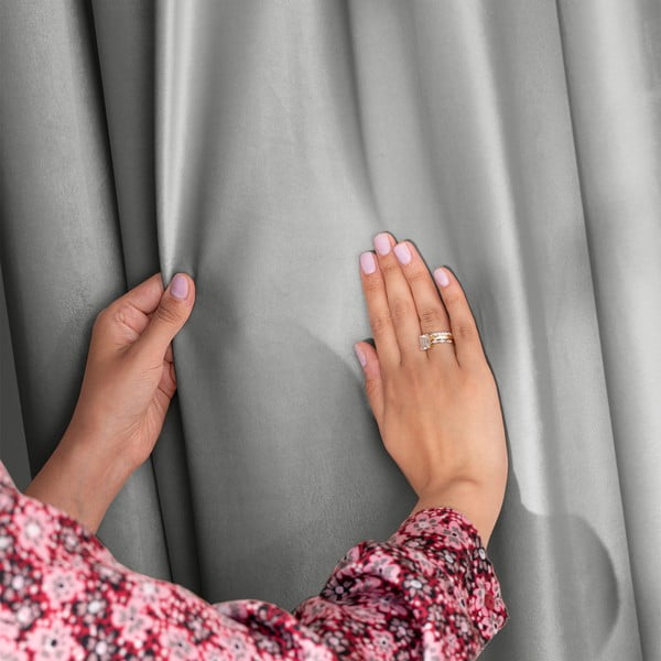 Gaiši pelēks samta daļēji gaismu necaurlaidīgs aizkars 140x270 cm Pleat – Restilo-image-1