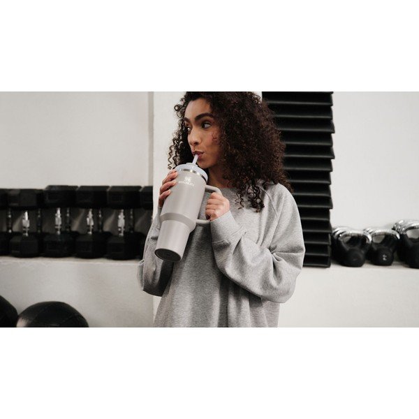 Gaiši pelēks nerūsējošā tērauda termoss ar salmiņu 890 ml Quencher H2.O FlowState™ Tumbler Ash – Stanley-image-4