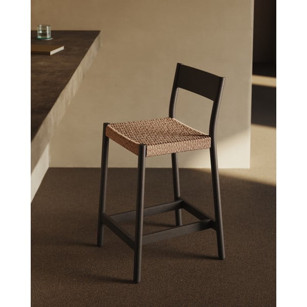 Melns/dabīga toņa ozola masīvkoka bāra krēsls (sēdekļa augstums 65 cm) Yalia – Kave Home-image-1