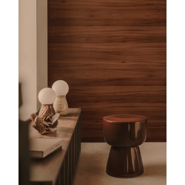 Tumši brūna gumijkoka galda lampa (augstums 26 cm) Okeni – Kave Home-image-3