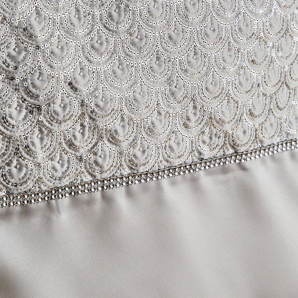 Galda celiņš no mikrosatīna 33x180 cm Deco Sequin – Catherine Lansfield-image-1