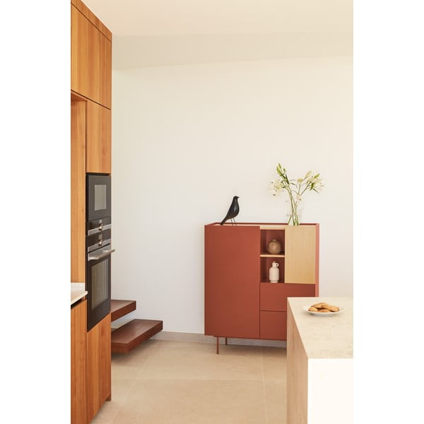 Ķieģeļu sarkana/dabīga toņa augsta kumode ar ozolkoka imitāciju 100x120 cm Otto – Teulat-image-1