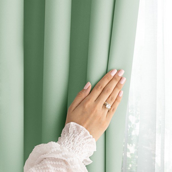 Piparmētru zaļš daļēji gaismu necaurlaidīgs aizkars 140x250 cm Carli – Restilo-image-3