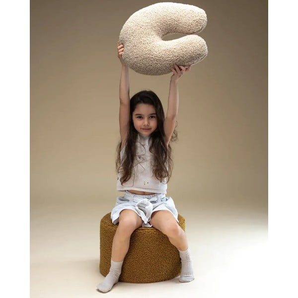 Gaiši brūns bērnu dīvāna spilvens no buklē auduma U – Wigiwama-image-2